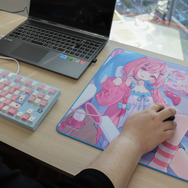 VTuber・結城さくなの推し活するならコレ！ 本人監修ゲーミングキーボード＆マウスパッドをレビュー　サイン入り背面ガラスプレートが嬉しい、ガジェットとしての使用感も◎