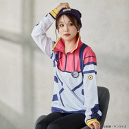 モデルさんの着こなす姿がかなりマチュ！「ガンダム ジークアクス」マチュの制服ニットやパイロットスーツがアパレルグッズ化