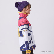 モデルさんの着こなす姿がかなりマチュ！「ガンダム ジークアクス」マチュの制服ニットやパイロットスーツがアパレルグッズ化