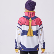 モデルさんの着こなす姿がかなりマチュ！「ガンダム ジークアクス」マチュの制服ニットやパイロットスーツがアパレルグッズ化