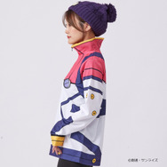 モデルさんの着こなす姿がかなりマチュ！「ガンダム ジークアクス」マチュの制服ニットやパイロットスーツがアパレルグッズ化