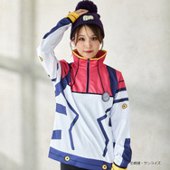 モデルさんの着こなす姿がかなりマチュ！「ガンダム ジークアクス」マチュの制服ニットやパイロットスーツがアパレルグッズ化