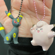 暗闇の中、ブラッキーの模様がほのかに光る！『ポケモン』カプセルトイ「蓄光フィギュアチャーム」が6月12日よりポケセンオンラインにて発売