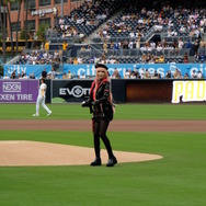 オオタニサンも見てた？『勝利の女神：NIKKE』ラピがメジャーの始球式に降り立つ！海外人気ストリーマーが10万人以上の観客をコスプレで魅了