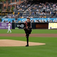 オオタニサンも見てた？『勝利の女神：NIKKE』ラピがメジャーの始球式に降り立つ！海外人気ストリーマーが10万人以上の観客をコスプレで魅了