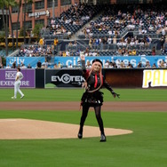 オオタニサンも見てた？『勝利の女神：NIKKE』ラピがメジャーの始球式に降り立つ！海外人気ストリーマーが10万人以上の観客をコスプレで魅了