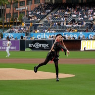 オオタニサンも見てた？『勝利の女神：NIKKE』ラピがメジャーの始球式に降り立つ！海外人気ストリーマーが10万人以上の観客をコスプレで魅了