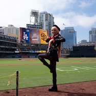 オオタニサンも見てた？『勝利の女神：NIKKE』ラピがメジャーの始球式に降り立つ！海外人気ストリーマーが10万人以上の観客をコスプレで魅了