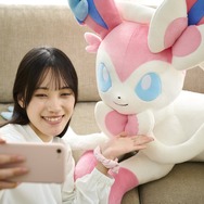 意外とデカい…！ 『ポケモン』等身大のイーブイフレンズぬいぐるみ第3弾が受付開始―今回はリーフィア、グレイシア、ニンフィアの3種類