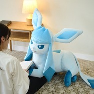 意外とデカい…！ 『ポケモン』等身大のイーブイフレンズぬいぐるみ第3弾が受付開始―今回はリーフィア、グレイシア、ニンフィアの3種類