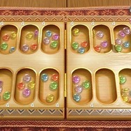 世界のアソビ大全51ゲーム内の1シーン(マンカラ)