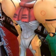 『メトロイド』の等身大サムスがオークションに