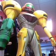 『メトロイド』の等身大サムスがオークションに