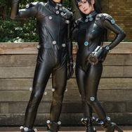 レイカ「GANTZ」／佐倉こむぎ（X：@aris_cos）、玄野計「GANTZ」／レイ（X：@ssbu__ray）