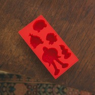 『MOTHER2』戦闘中の”SMAAAASH!!”がTシャツに！スターマンの氷が作れるトレー、サマーズのマップをデザインしたバッグなども先行販売