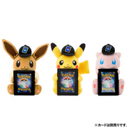 ピカチュウと『ポケカ』を一緒に飾れる！ 可愛い“ぬいぐるみ”が7月18日発売―イーブイ、ミュウもラインナップの便利アイテム