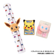 ピカチュウと『ポケカ』を一緒に飾れる！ 可愛い“ぬいぐるみ”が7月18日発売―イーブイ、ミュウもラインナップの便利アイテム