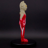 懐かしさ漂う昭和レトロカラー！「ウルトラセブン」人気キャラクターのフィギュア全5種ラインナップーメトロン星人は“ちゃぶ台”が付属