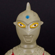 懐かしさ漂う昭和レトロカラー！「ウルトラセブン」人気キャラクターのフィギュア全5種ラインナップーメトロン星人は“ちゃぶ台”が付属