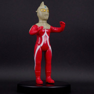 懐かしさ漂う昭和レトロカラー！「ウルトラセブン」人気キャラクターのフィギュア全5種ラインナップーメトロン星人は“ちゃぶ台”が付属