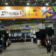 綾波レイ、アスカの大型造形物も！「エヴァワンフェス」珠玉の作品が大集結、放送30周年を記念した特別コラボ企画の様子をお届け【WF2025夏】