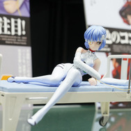 綾波レイ、アスカの大型造形物も！「エヴァワンフェス」珠玉の作品が大集結、放送30周年を記念した特別コラボ企画の様子をお届け【WF2025夏】