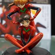 綾波レイ、アスカの大型造形物も！「エヴァワンフェス」珠玉の作品が大集結、放送30周年を記念した特別コラボ企画の様子をお届け【WF2025夏】