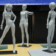 綾波レイ、アスカの大型造形物も！「エヴァワンフェス」珠玉の作品が大集結、放送30周年を記念した特別コラボ企画の様子をお届け【WF2025夏】