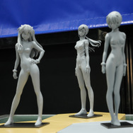 綾波レイ、アスカの大型造形物も！「エヴァワンフェス」珠玉の作品が大集結、放送30周年を記念した特別コラボ企画の様子をお届け【WF2025夏】