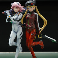 綾波レイ、アスカの大型造形物も！「エヴァワンフェス」珠玉の作品が大集結、放送30周年を記念した特別コラボ企画の様子をお届け【WF2025夏】