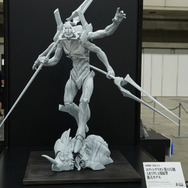 綾波レイ、アスカの大型造形物も！「エヴァワンフェス」珠玉の作品が大集結、放送30周年を記念した特別コラボ企画の様子をお届け【WF2025夏】
