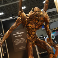 綾波レイ、アスカの大型造形物も！「エヴァワンフェス」珠玉の作品が大集結、放送30周年を記念した特別コラボ企画の様子をお届け【WF2025夏】