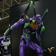 綾波レイ、アスカの大型造形物も！「エヴァワンフェス」珠玉の作品が大集結、放送30周年を記念した特別コラボ企画の様子をお届け【WF2025夏】