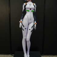 綾波レイ、アスカの大型造形物も！「エヴァワンフェス」珠玉の作品が大集結、放送30周年を記念した特別コラボ企画の様子をお届け【WF2025夏】