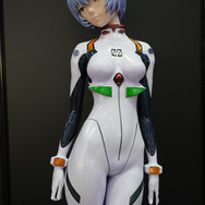 綾波レイ、アスカの大型造形物も！「エヴァワンフェス」珠玉の作品が大集結、放送30周年を記念した特別コラボ企画の様子をお届け【WF2025夏】