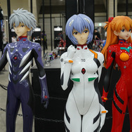 綾波レイ、アスカの大型造形物も！「エヴァワンフェス」珠玉の作品が大集結、放送30周年を記念した特別コラボ企画の様子をお届け【WF2025夏】