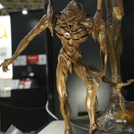 綾波レイ、アスカの大型造形物も！「エヴァワンフェス」珠玉の作品が大集結、放送30周年を記念した特別コラボ企画の様子をお届け【WF2025夏】