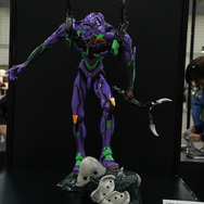 綾波レイ、アスカの大型造形物も！「エヴァワンフェス」珠玉の作品が大集結、放送30周年を記念した特別コラボ企画の様子をお届け【WF2025夏】