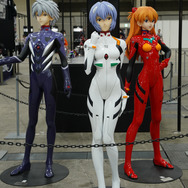 綾波レイ、アスカの大型造形物も！「エヴァワンフェス」珠玉の作品が大集結、放送30周年を記念した特別コラボ企画の様子をお届け【WF2025夏】