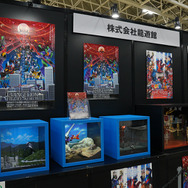 綾波レイ、アスカの大型造形物も！「エヴァワンフェス」珠玉の作品が大集結、放送30周年を記念した特別コラボ企画の様子をお届け【WF2025夏】