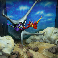 綾波レイ、アスカの大型造形物も！「エヴァワンフェス」珠玉の作品が大集結、放送30周年を記念した特別コラボ企画の様子をお届け【WF2025夏】