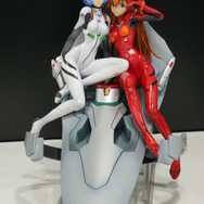 綾波レイ、アスカの大型造形物も！「エヴァワンフェス」珠玉の作品が大集結、放送30周年を記念した特別コラボ企画の様子をお届け【WF2025夏】
