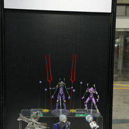 綾波レイ、アスカの大型造形物も！「エヴァワンフェス」珠玉の作品が大集結、放送30周年を記念した特別コラボ企画の様子をお届け【WF2025夏】