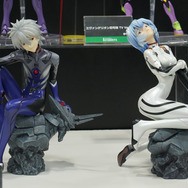綾波レイ、アスカの大型造形物も！「エヴァワンフェス」珠玉の作品が大集結、放送30周年を記念した特別コラボ企画の様子をお届け【WF2025夏】