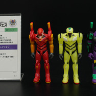 綾波レイ、アスカの大型造形物も！「エヴァワンフェス」珠玉の作品が大集結、放送30周年を記念した特別コラボ企画の様子をお届け【WF2025夏】