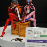 綾波レイ、アスカの大型造形物も！「エヴァワンフェス」珠玉の作品が大集結、放送30周年を記念した特別コラボ企画の様子をお届け【WF2025夏】