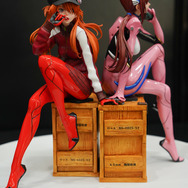 綾波レイ、アスカの大型造形物も！「エヴァワンフェス」珠玉の作品が大集結、放送30周年を記念した特別コラボ企画の様子をお届け【WF2025夏】