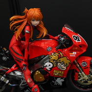 綾波レイ、アスカの大型造形物も！「エヴァワンフェス」珠玉の作品が大集結、放送30周年を記念した特別コラボ企画の様子をお届け【WF2025夏】