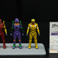 綾波レイ、アスカの大型造形物も！「エヴァワンフェス」珠玉の作品が大集結、放送30周年を記念した特別コラボ企画の様子をお届け【WF2025夏】