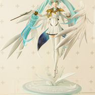 ホロライブ・フワモコやゲーマーズ等身大フィギュアの可愛さが無限大！「ミクxガンダムW」コラボなど「ワンフェス」を電脳アイドルが彩る【WF2025夏】